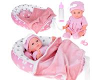 Rózsaszín ruhába öltöztetett bájos kiságyban ülő baba