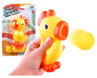 Labdakilövő kiscsirke habszivacs labdákkal