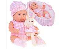 Imádnivaló újszülött kisbaba hordozóban, plüss nyuszival rózsaszín ruhában