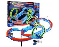 Egy autós fluoreszkáló versenypálya